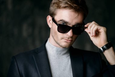 ciddi erkek güneş gözlüğü