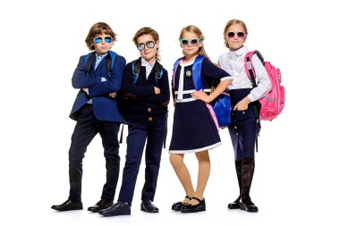 Sırt çantalı çocuklar