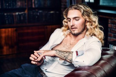 baştan çıkarıcı blond adam