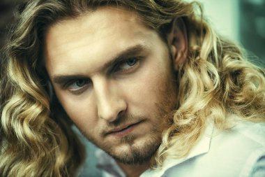 yakın çekim yakışıklı yüzü