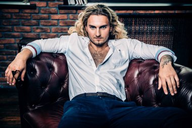 acımasız kendine güvenen adam