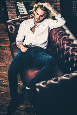 cinsel yakışıklı adam