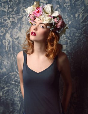 çekici kız çiçek çelenk