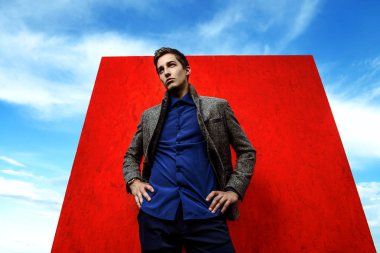 bir gökyüzü ve kırmızı arka plan 