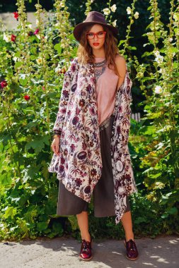 giysiler içinde çiçek süsleme