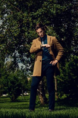 iyi görünümlü bir adam