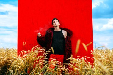 bir alanda erkek modeli