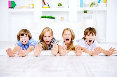 gülüyor ve bağırarak