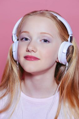 Kulaklıklı kız.