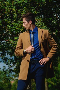 sonbahar paltolu adam