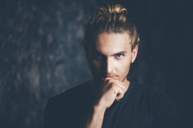 düşünceli yakışıklı adam