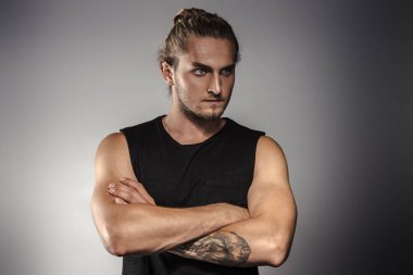 Kaslı sarışın adam