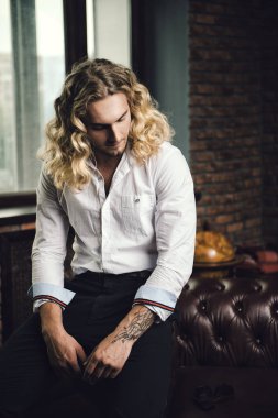 baştan çıkarıcı genç adam