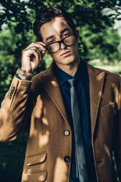 Gözlüklü ciddi adam.