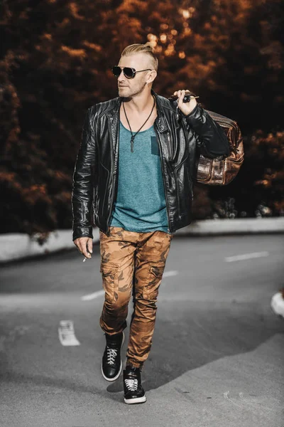 bir karayolu üzerinde yürüme