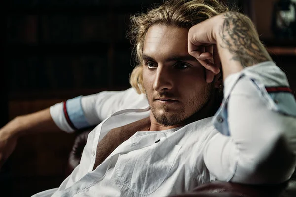 cinsel sarışın adam