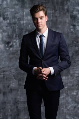 Klasik takım elbiseli adam
