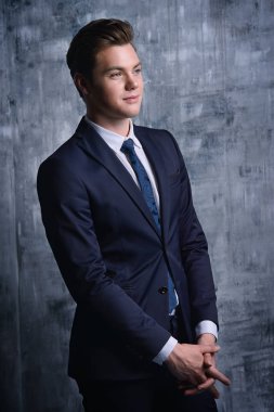 iyi görünümlü adam