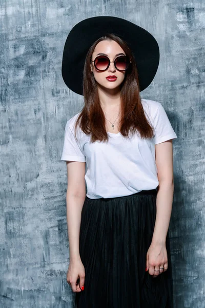 büyük yuvarlak bir güneş gözlüğü