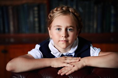 zarif kıza bir kitaplığındaki