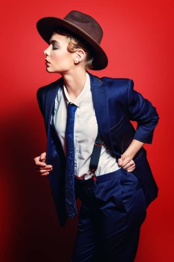 bir erkek gibi kadındır