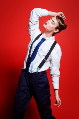 kız erkek takım elbise giyiyor