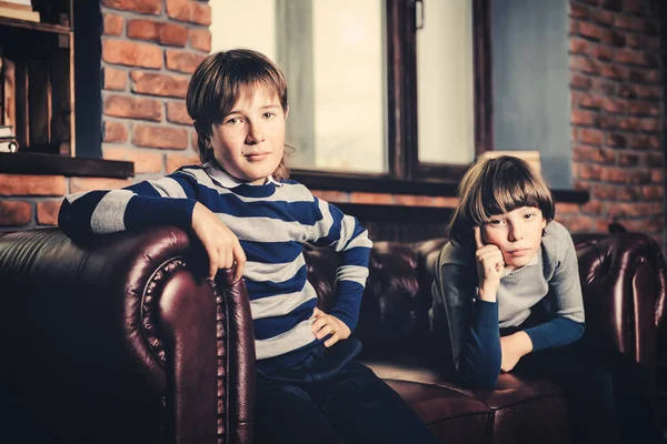 ciddi zarif çocuklar