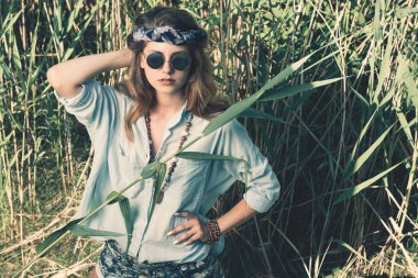 hippi sazlar arasında