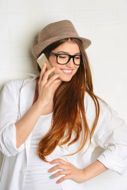 bir cep telefonu üzerinde mutlu konuşmak