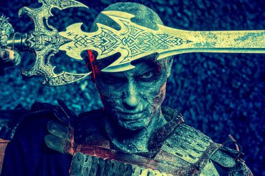 Anne şövalye kılıcı ile