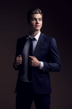 Klasik erkek takım elbise