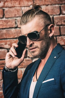 ciddi erkek konuşma