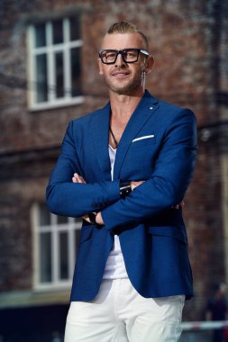 hayat ile yetinmiştir