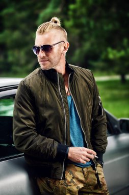 bir araba tarafından eril erkek