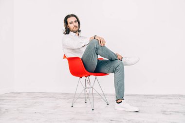 Kırmızı koltukta model