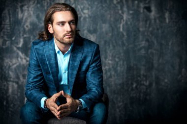 düşünceli saygın adam