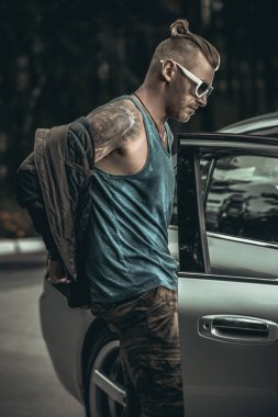 acımasız olgun adam