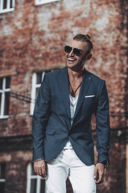 Takım elbiseli gülen adam.