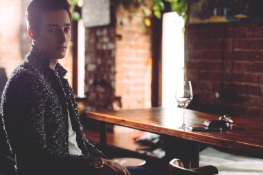 şarap bir restoranda