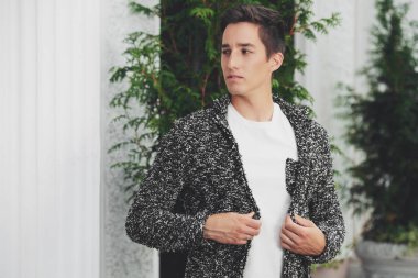 Adam uzakta görünüyor