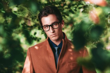 bir adamın ciddi göz