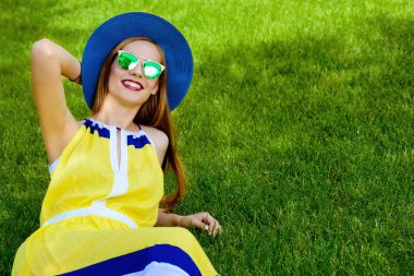 neşeli genç kadın