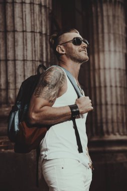 backpacker modern insan