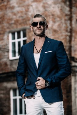 Şık takım elbiseli adam