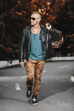 bir karayolu üzerinde yürüme