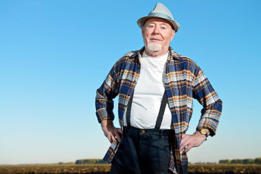 bir alandaki çiftçi