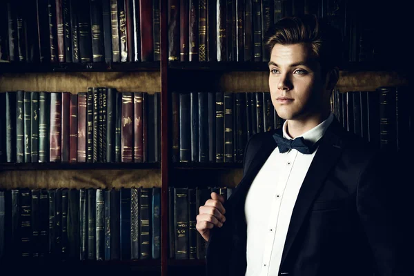 beyefendi bir Kitaplığı'nda 