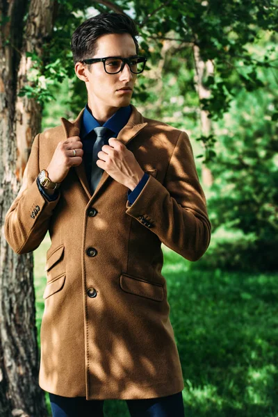 iyi giyimli heybetli adam