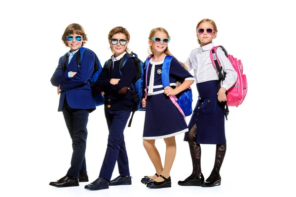 Okul üniformalı çocuklar