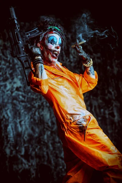 silahlı bir çılgın palyaço